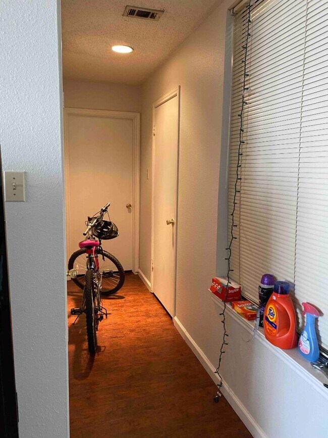 Building Photo - 2409 Leon St