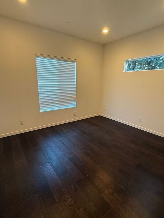 Building Photo - Stunning 4-bedroom, 3-bathroom home