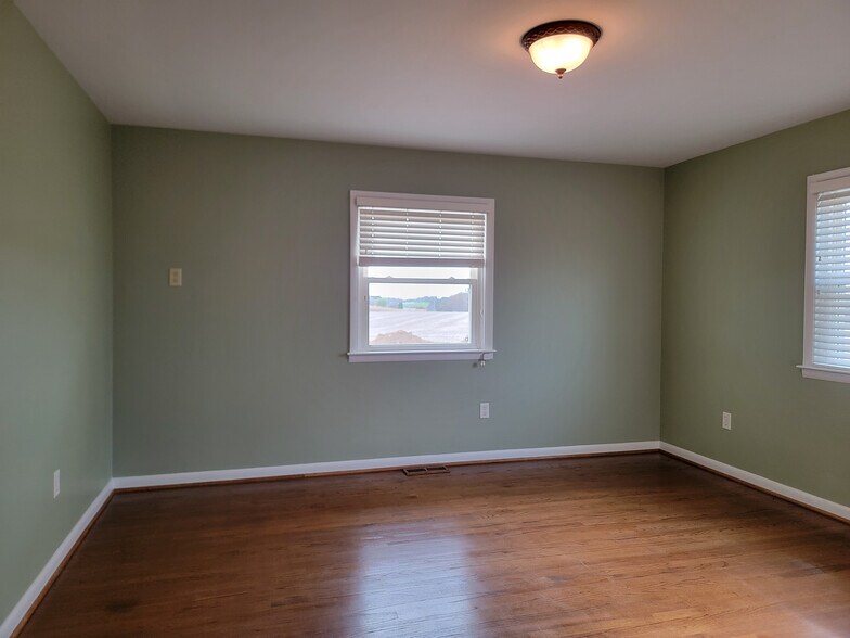 Building Photo - 502 W Newport Rd