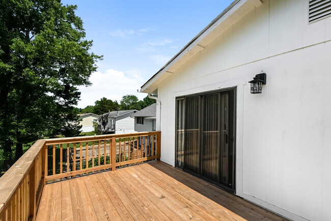 Building Photo - Stunning 3 Bedroom Home