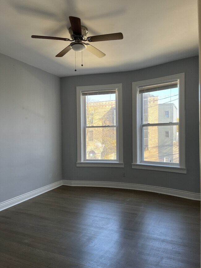 Building Photo - 3105 W Diversey Ave