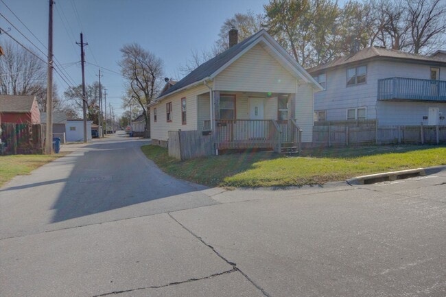 Building Photo - 123 3rd St