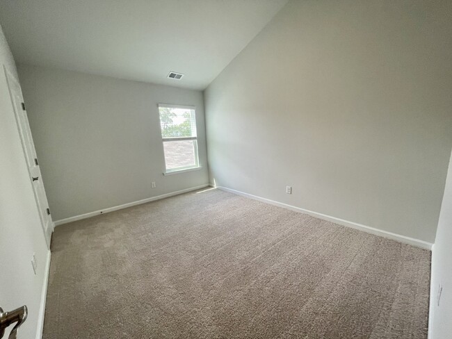 Building Photo - Spacious Four Bedroom Townhome w/ Garage! ...