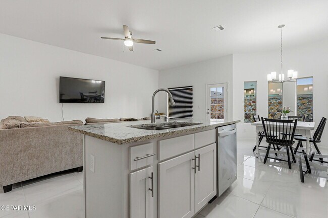 Building Photo - 13808 Paseo Sereno Dr