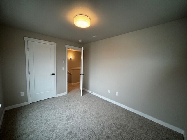 Building Photo - 688 Venture Wy