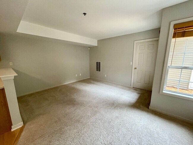 Building Photo - Kenmore Townhouse at Canterbury