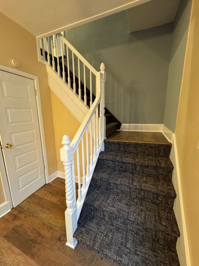 Building Photo - 1318 N Parker Ave