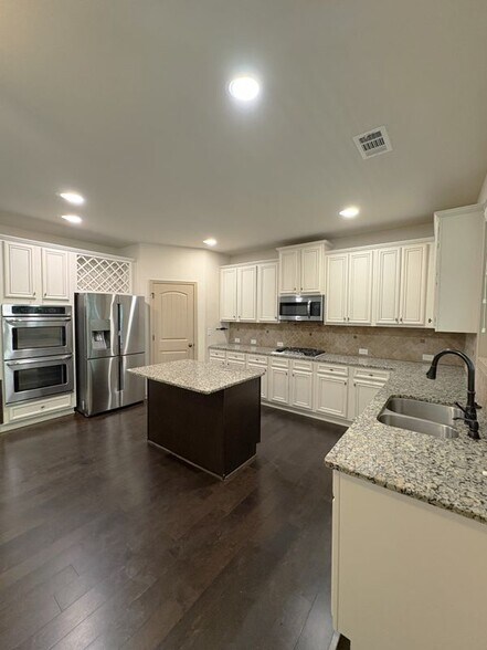 Building Photo - 4950 Belcrest Way