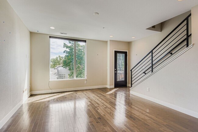 Building Photo - Luxury 3 bed, 3.5 bath Townhome Blocks fro...