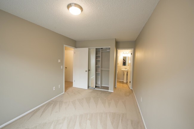 Building Photo - 2562 Thorndyke Ave W