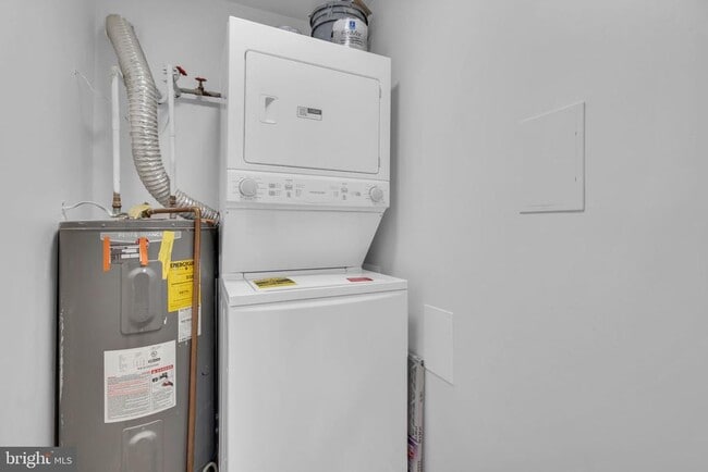 Building Photo - 8720 Sugarwood Ct