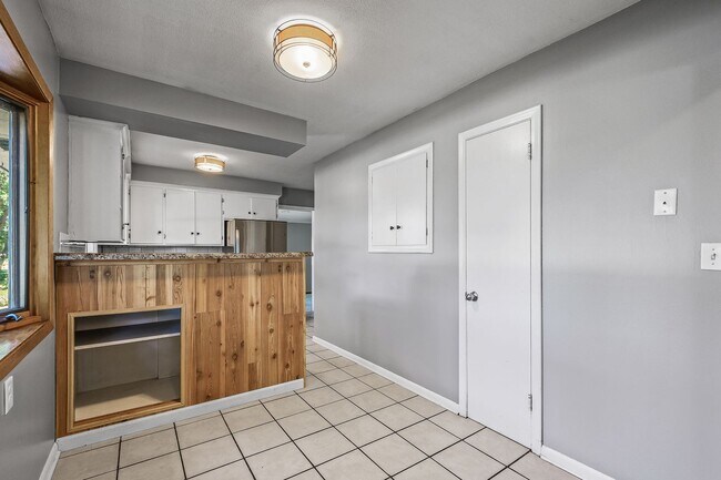 Building Photo - Gorgeous Shoreview House 3BR 1 Bath  Available Early May!