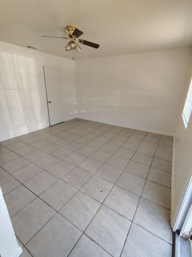Building Photo - 2 Bed / 1 Bath – Gated Unit with Private Patio | Bakersfield