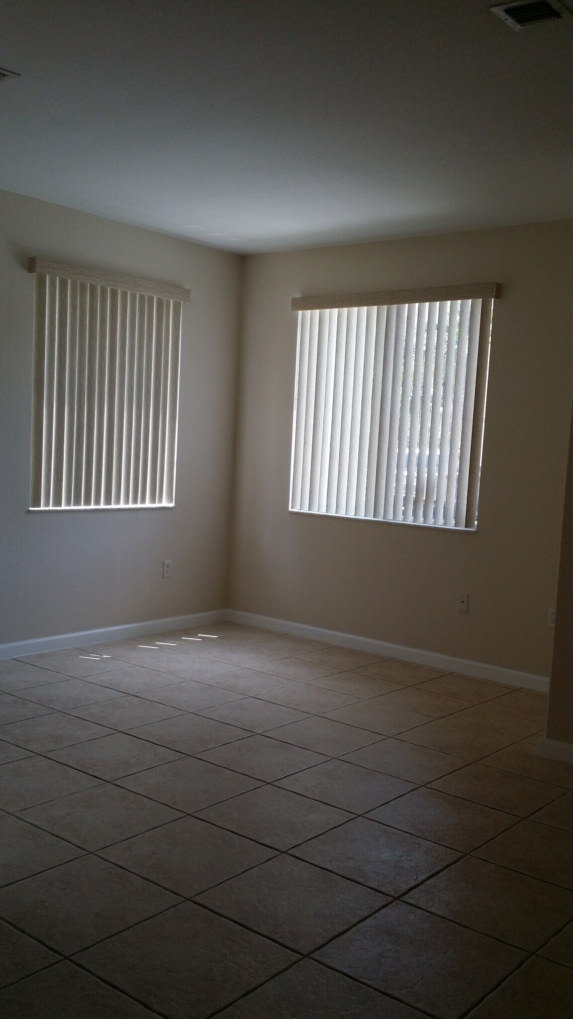 living room - 2719 SE 15th Pl