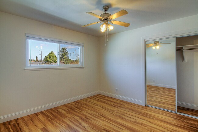 Building Photo - 805 W 9th St