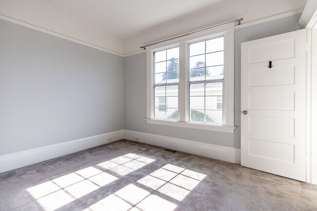 Building Photo - Large updated 2 bedroom, walk to Downtown,...