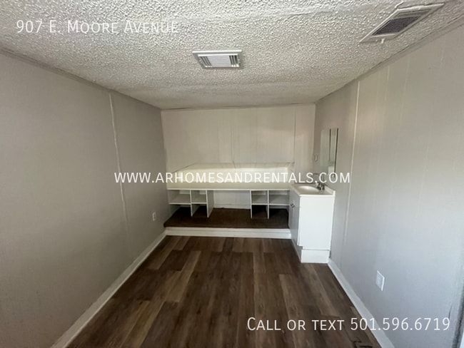 Building Photo - 907 E Moore Ave