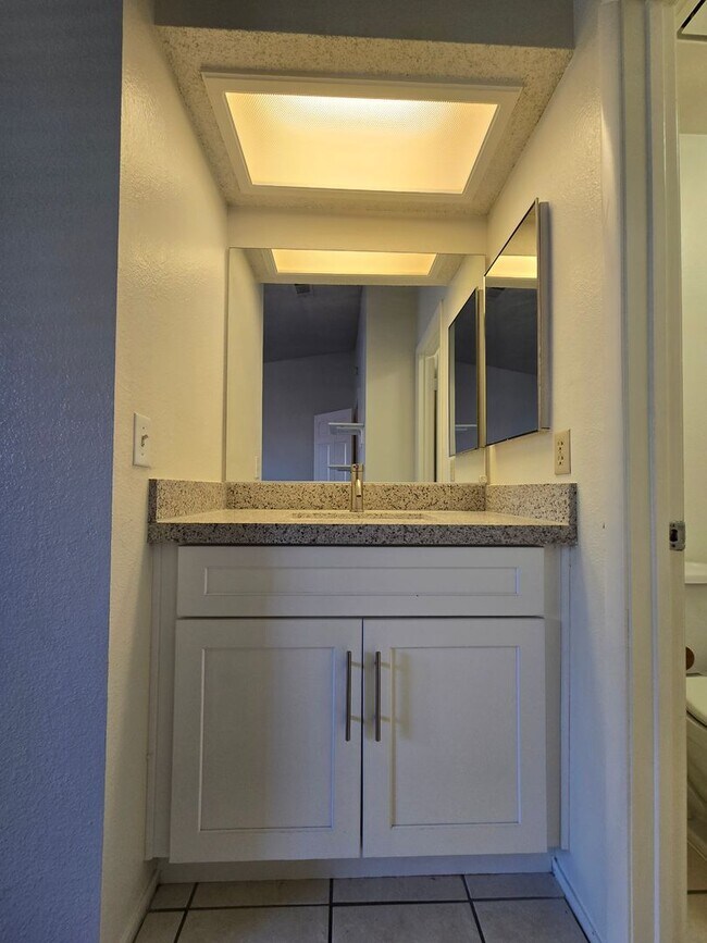 Building Photo - An Amazing Henderson 3 Bedroom Townhome!!