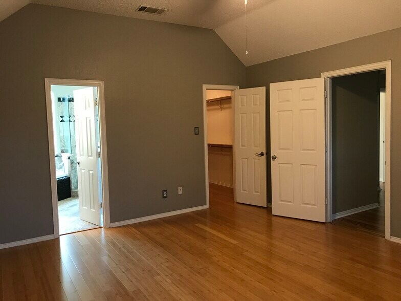 Building Photo - 1761 Meyerwood Ln S