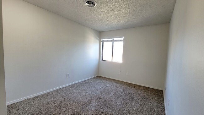 Building Photo - 3-bedroom, 2-bath Condo 'On the Green'