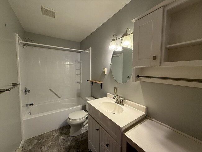 Building Photo - Two Bedroom, 1.5 Bath in Breezewood