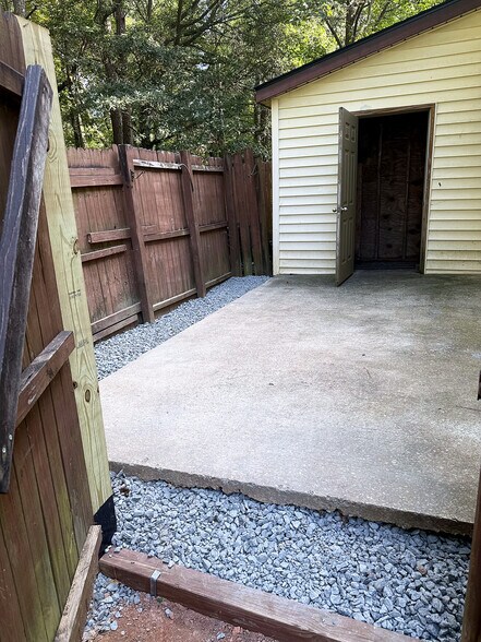 Building Photo - 5954 Stonewall Dr