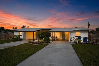 Building Photo - "Charming 2-Bedroom Duplex Retreat in North Port!"