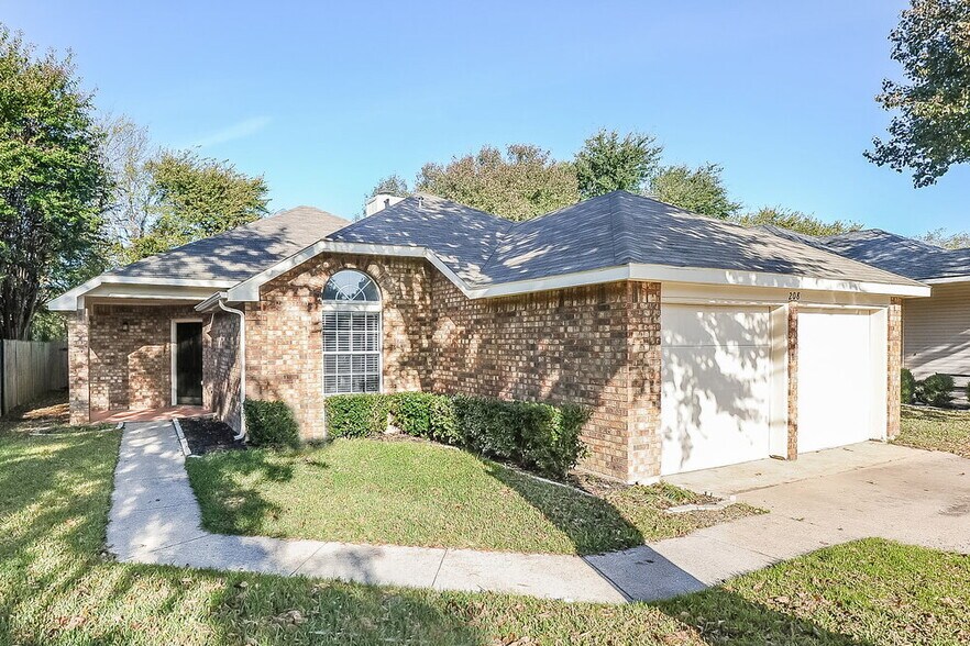 Primary Photo - 208 Vines Dr