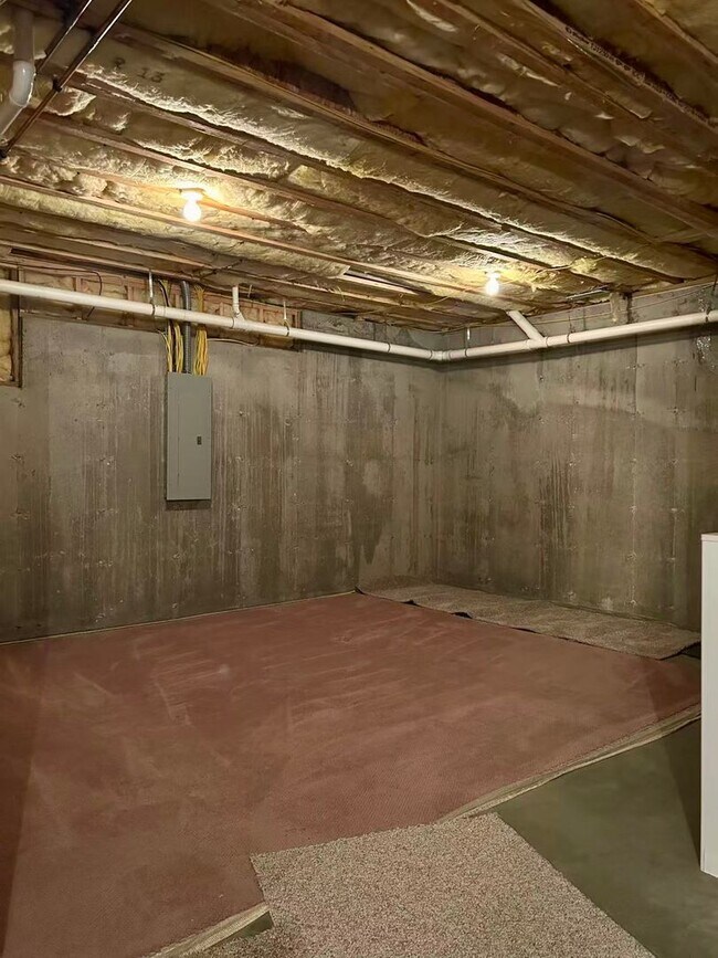 Building Photo - 5 bedroom and 3 bathroom two level house