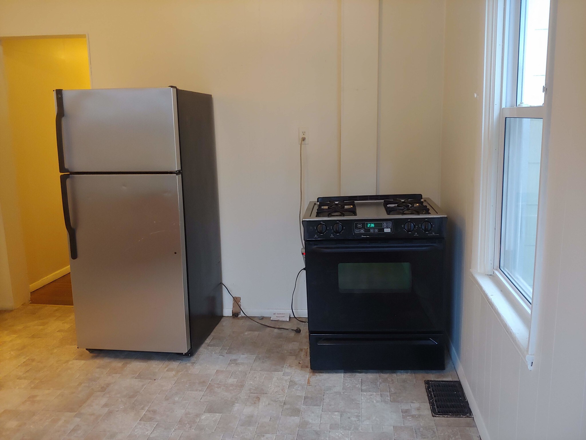 Building Photo - 1549 Kemble St