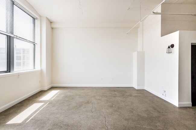 Building Photo - Loft Style One Bed