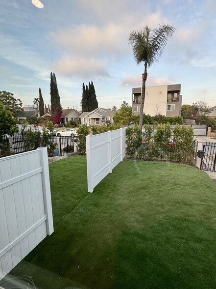 Building Photo - 1121 N Heliotrope Dr