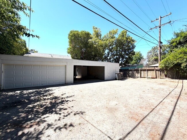 Building Photo - 615 11th St