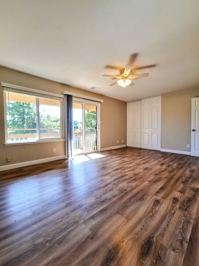 Building Photo - Beautiful & Spacious 3bd Townhouse w/Detached Garage