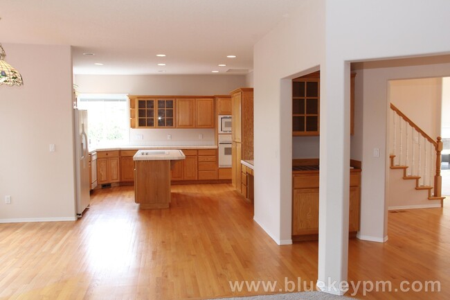 Building Photo - REDUCED $200!!   3-4 Bed, 3 Bath Camas Hom...