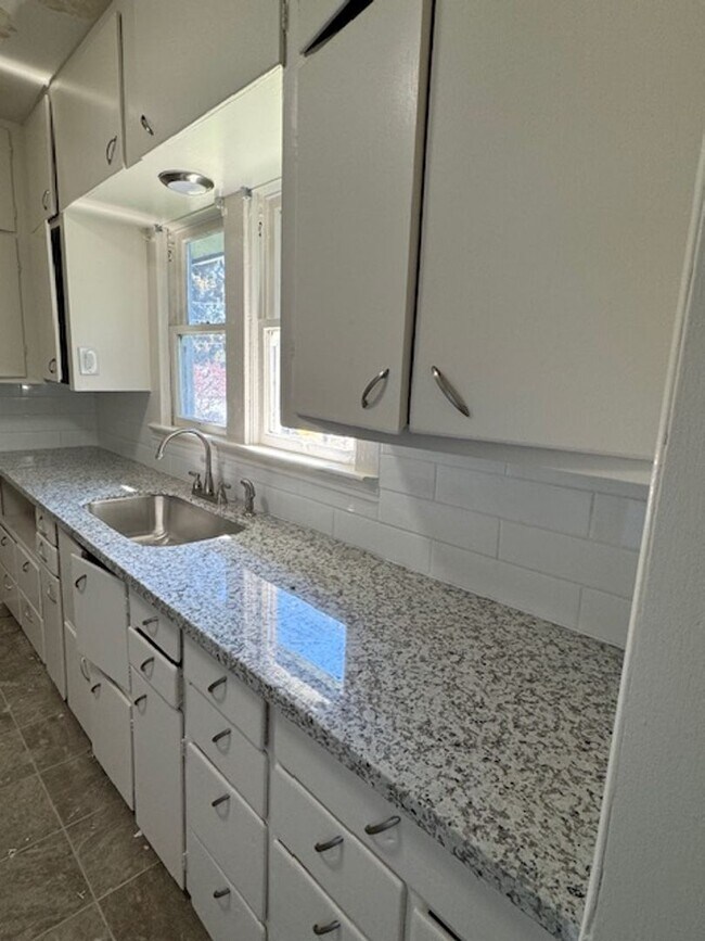 Building Photo - No Security Deposit W/ Rhino! Charming Alb...