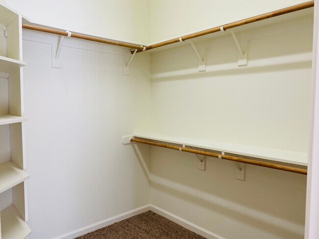 Building Photo - $2,690 Peach & Alluvial, Pool + Clovis Trail Access | W. Fallbrook Ave, Clovis