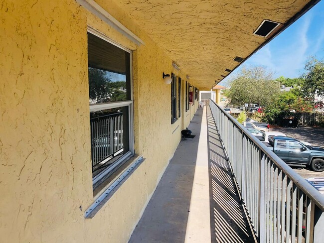 Building Photo - 2Bed 2Bath Condo Lake worth