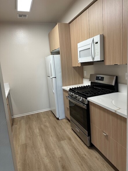 Kitchen - 10717 Lawler St