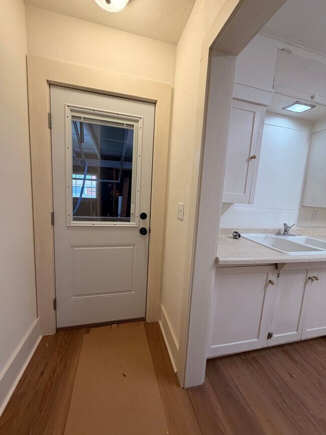 Building Photo - Renovated 2-Bedroom Bungalow close to downtown