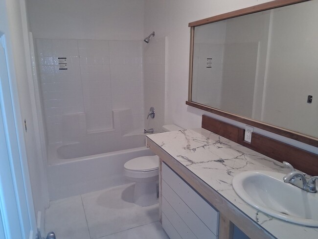 Building Photo - 4 bed, 2 bath, oversize 3 car garage for tradesmen, extra storage. tool trailers