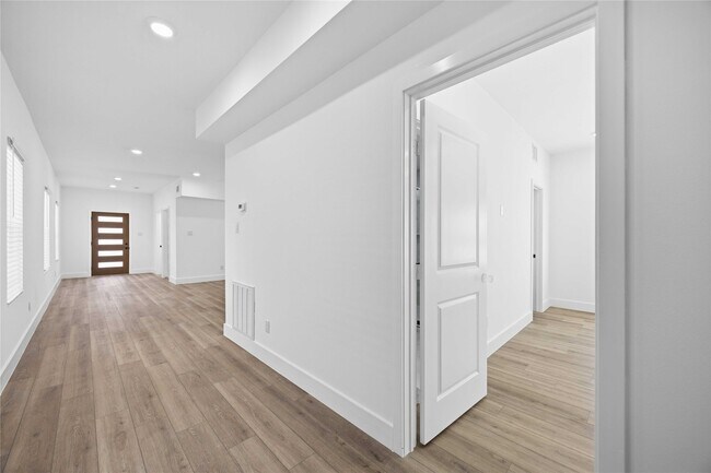 Building Photo - 801 E 32nd 1/2 St