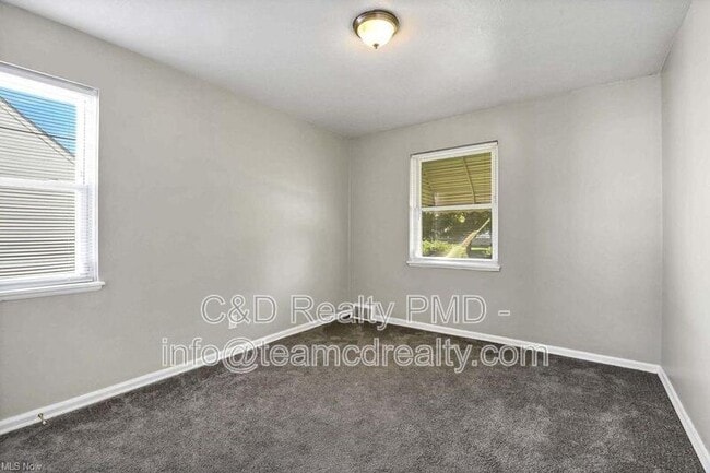 Building Photo - 640 E 261st St