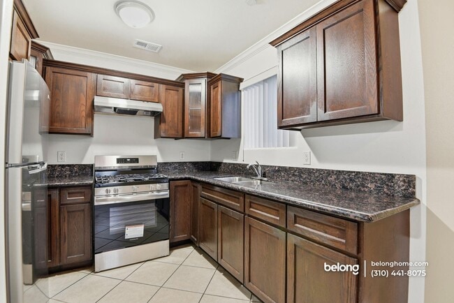 Building Photo - 1614 W 39th Pl