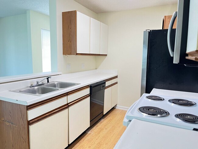 Building Photo - First Floor, Unfurnished, 3 Bedroom, 2 Bath Condo with Screened-in Back Patio!