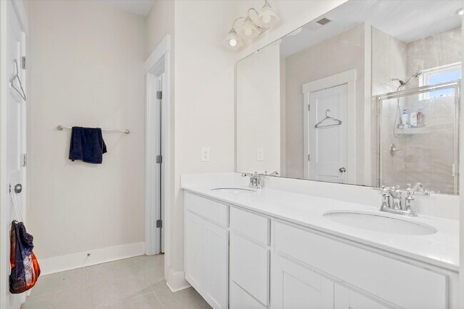 Building Photo - "Charming Townhouse within Carnes Crossroa...