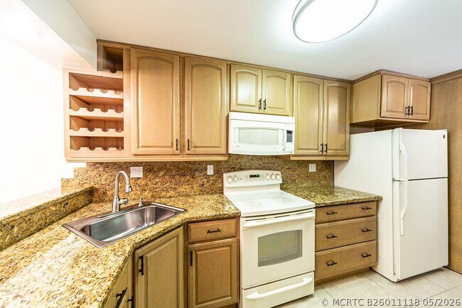 Building Photo - 6 Royal Palm Way