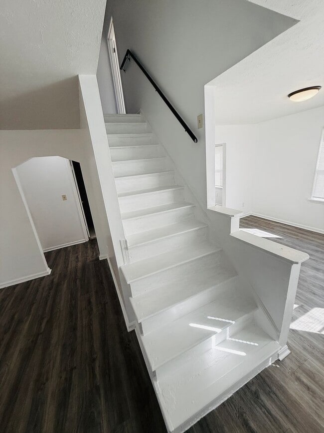 Building Photo - Beautiful 3-4 Bedroom 2 Bathroom Home