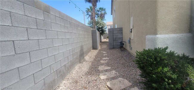 Building Photo - 5738 Bear Springs St