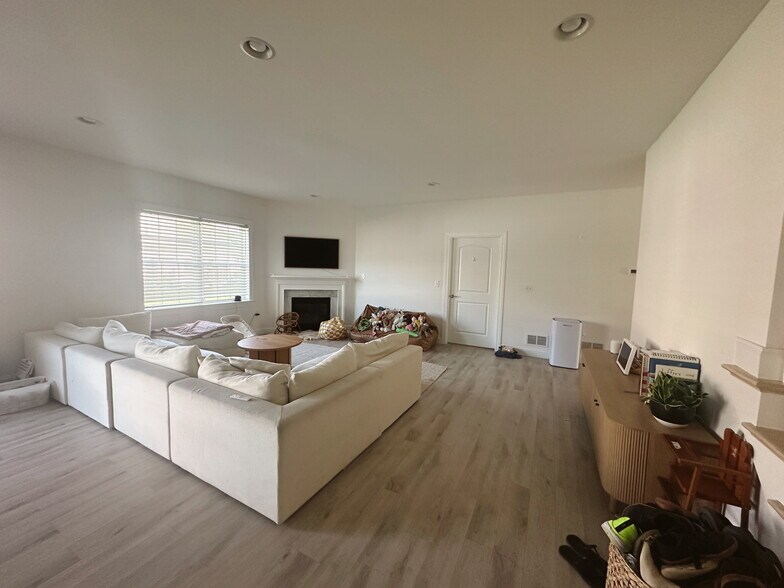 Building Photo - 206 Buckton Dr